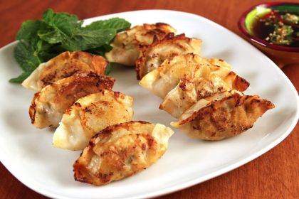 Cara Membuat Gunmandu atau Pangsit Goreng Korea Kulit Renyah Isi Daging