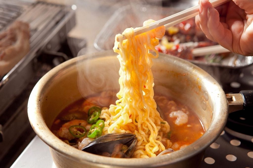 Cara Membuat Ramyeon Instan Kuah Kental Super Pedas Dicampur Keju Mozarella