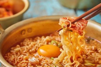 Cara Membuat Ramyeon Instan Kuah Kental Super Pedas Dicampur Keju Mozarella