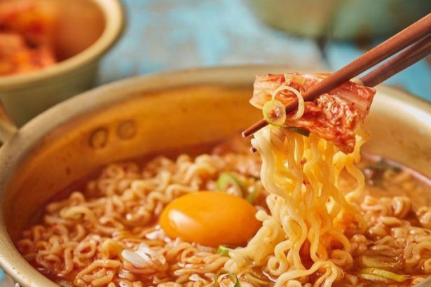 Cara Membuat Ramyeon Instan Kuah Kental Super Pedas Dicampur Keju Mozarella