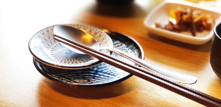 Kenapa Sendok dan Sumpit Korea Selalu Disajikan Bersamaan di Atas Meja Makan