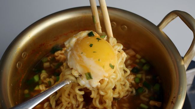 Trik Masak Mie Instan Korea Jadi Super Creamy